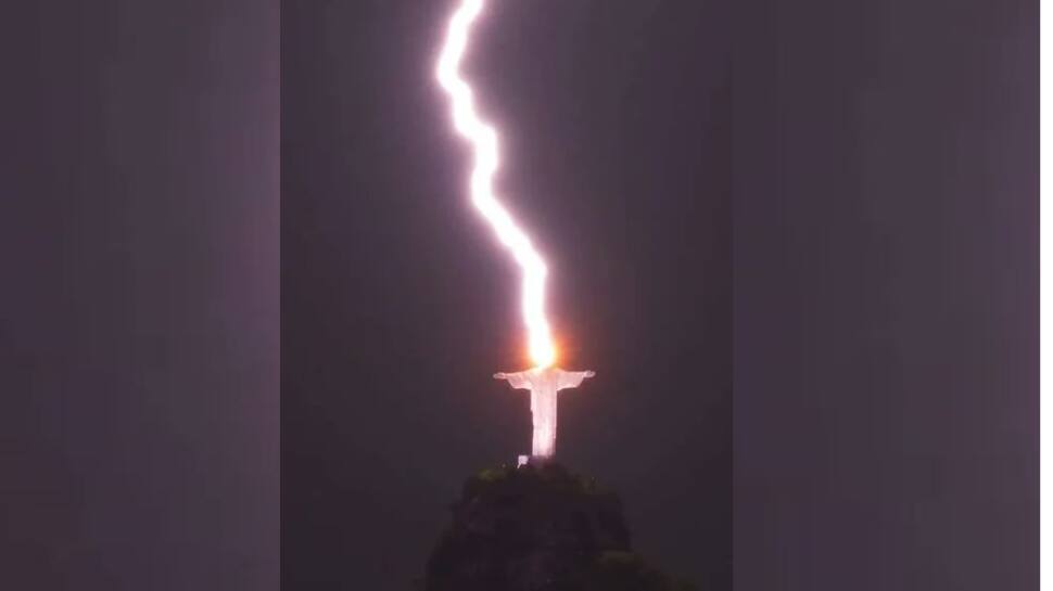 Stunning Photo Lightning Strikes At The Head Of Christ The Redeemer Brazil Statue Brazil