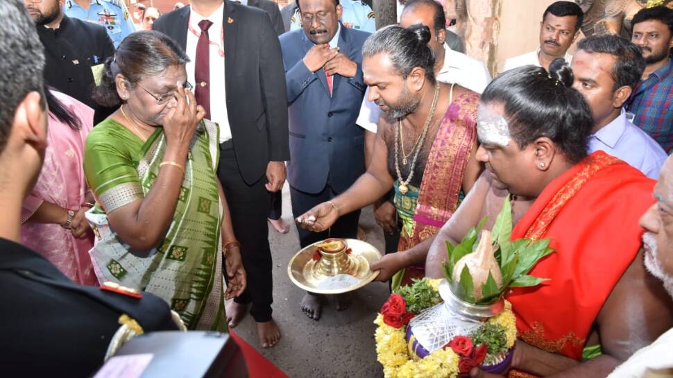 தரிசனம் முடித்த ஜனாதிபதி... குங்குமத்துடன் வழங்கப்பட்ட மீனாட்சியம்மன் சிலை!