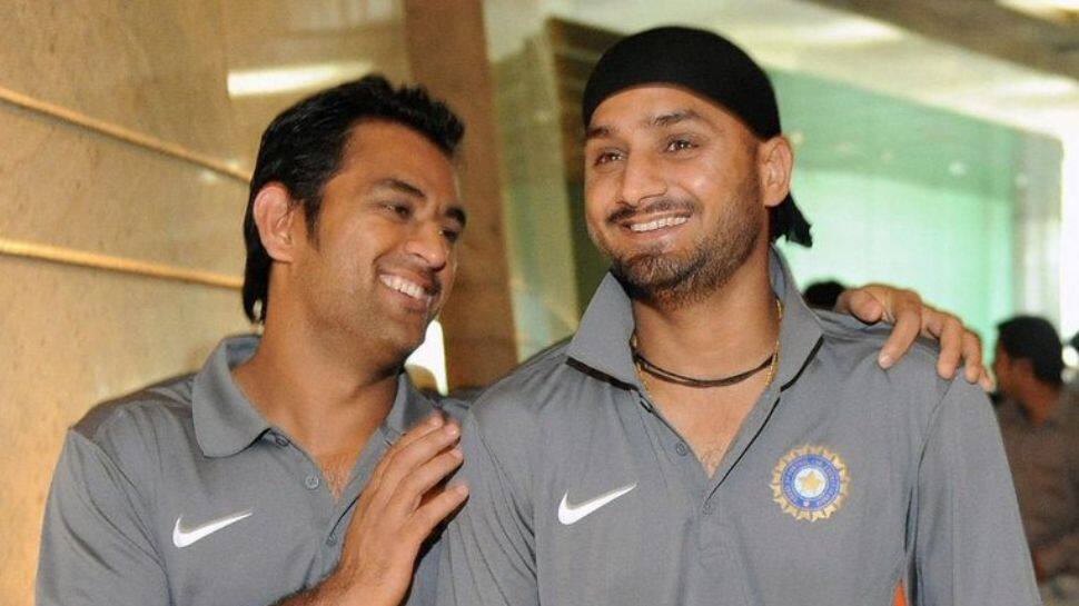 தோனி சிறந்த கேப்டன் என சொல்லி வாங்கி கட்டிக் கொண்ட ஹர்பஜன்..!