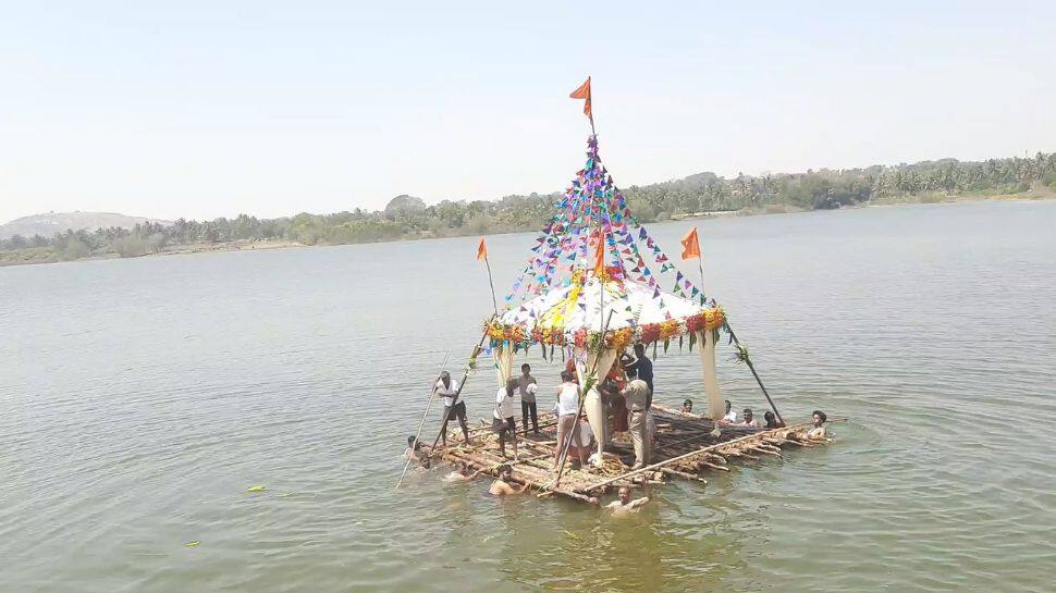 கனமழையினால் 20 ஆண்டுகளுக்கு பின்  நிரம்பிய ஏரி! தெப்பம் விட்டு வழிபட்ட மக்கள்!