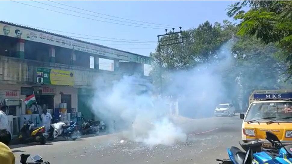 பட்டாசு மற்றும் இனிப்பு: கொண்டாட்டத்தில் திமுக கூட்டணி; ஒதுங்கிய அதிமுக