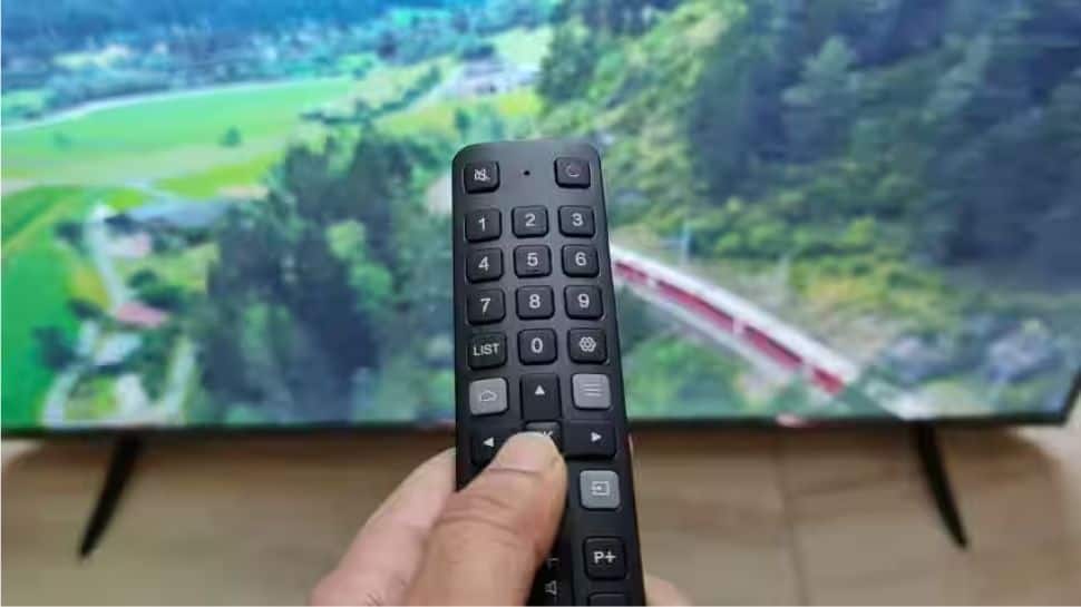 UHD Smart TV: வெறும் ரூ. 7,000-க்கு 42 இஞ்ச் அசத்தல் ஸ்மார்ட் டிவி!! 