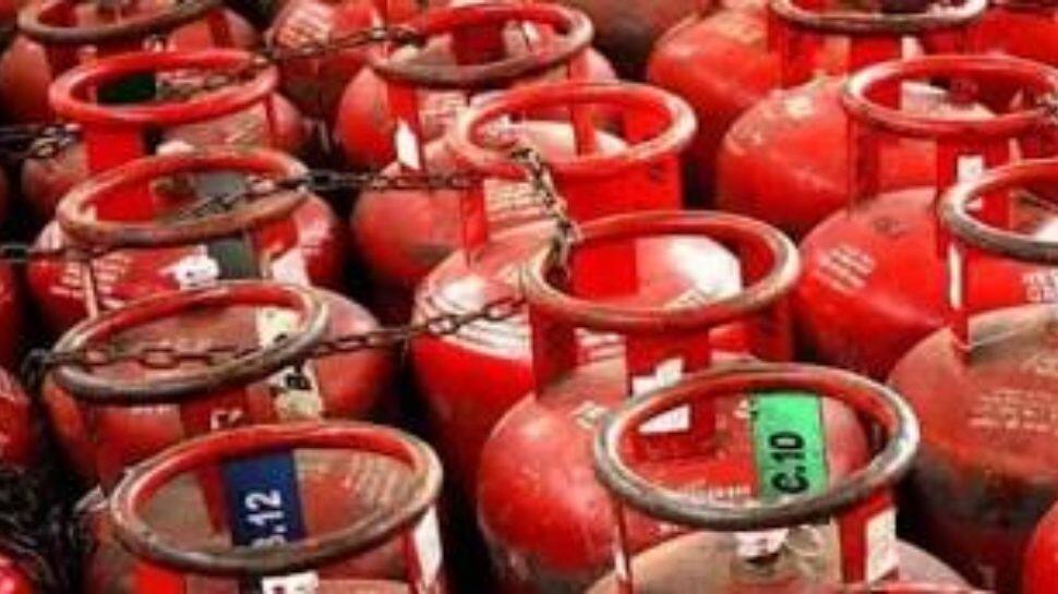 சேலம்: சிலிண்டர் விலை உயர்வை திரும்பபெறக்கோரி பிச்சை எடுத்து போராட்டம்