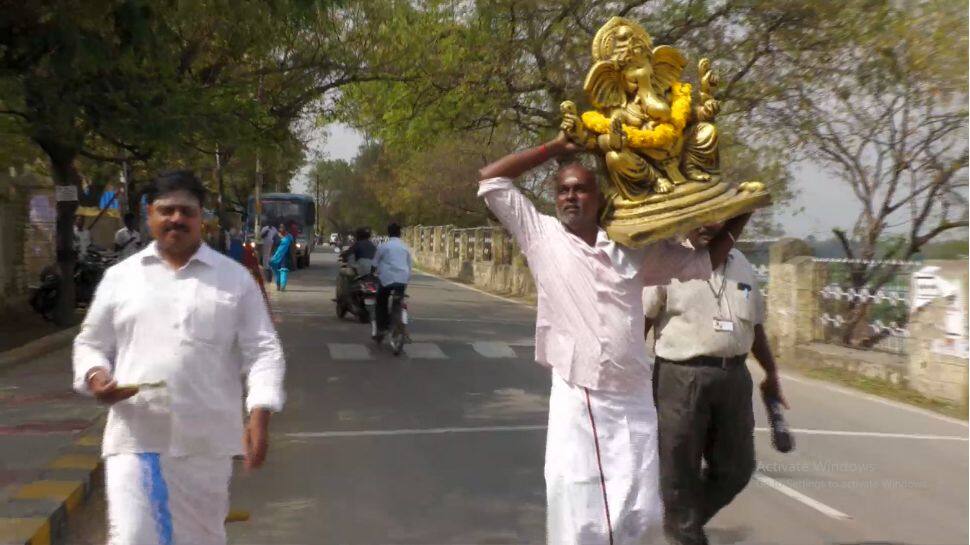 காணாமல் போன 2 விநாயகர் கோவில்களை கண்டுபிடித்துக் தர கோரி விநாயகர் சிலை உடன் மனு!