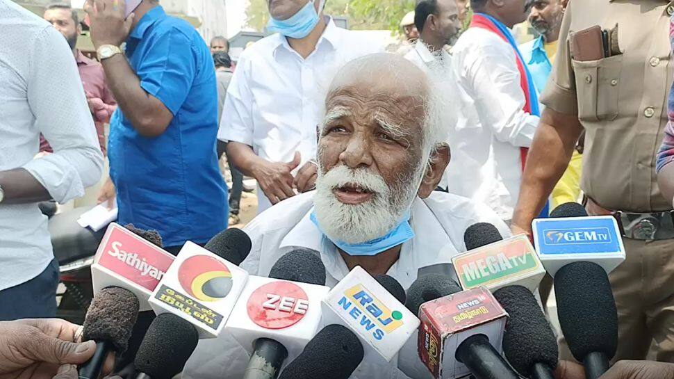 மகன், மகள்கள் சொத்தை அபகரித்து விட்டனர்... பேத்தியுடன் வந்து முதியவர் மனு!