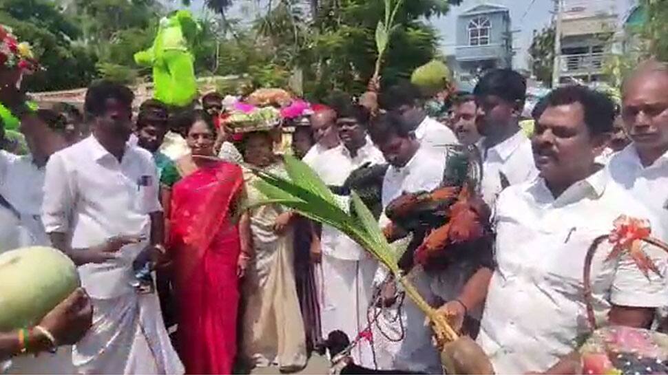 ஆடு, மாடு, கோழி என.. எடப்பாடி பழனிச்சாமிக்கு குவியும் சீர்வரிசைகள்!