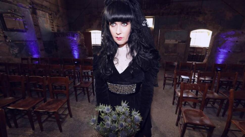 ஆவியுடன் திருமணம்... ஹனிமூன்..! மஜா பாடகியை திடீரென மிரட்டும் பேய் கணவர்! என்ன தான் நடக்குது?