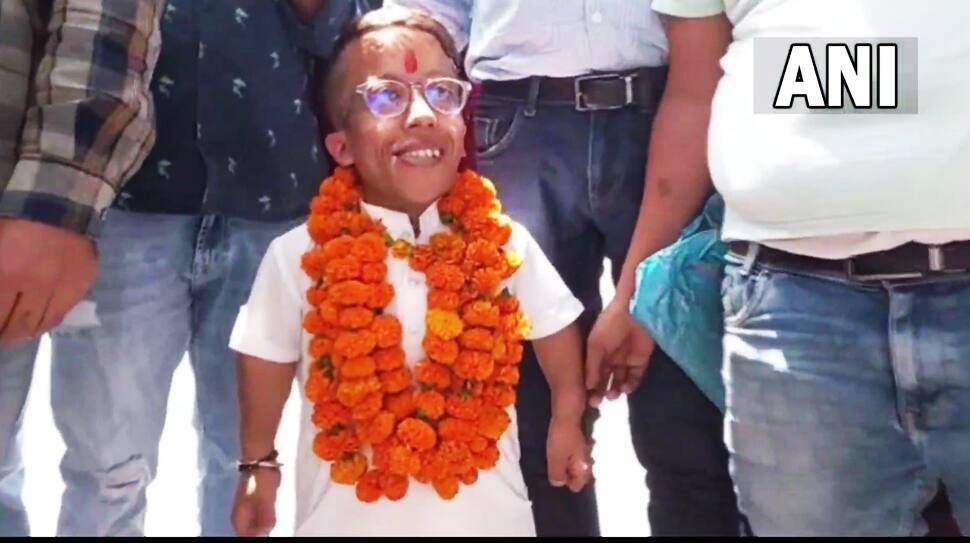 உயரமோ 3 அடி.. ஆனால் தன்னம்பிக்கையோ..! அரசியலில் சாதிக்க துடிக்கும் நபரின் பாசிட்டீவ் கதை!