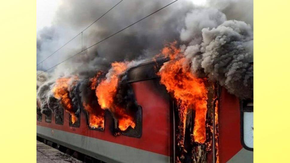 Train Fire: மத்தியப் பிரதேசத்தில் ஓடிக் கொண்டிருந்த ரயில் தீப்பற்றி எறிந்தது