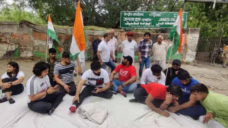 WFI தலைவர் பிரிஜ் பூஷன் சிங்கிற்கு எதிராக தொடரும் மல்யுத்த வீரர்கள் போராட்டம்