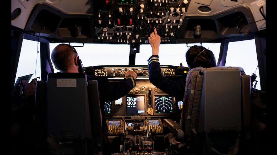 காக்பிட்டில் தோழியை உபசரித்த விமானி... ஏர் இந்தியாவுக்கு DGCA நோட்டீஸ்!