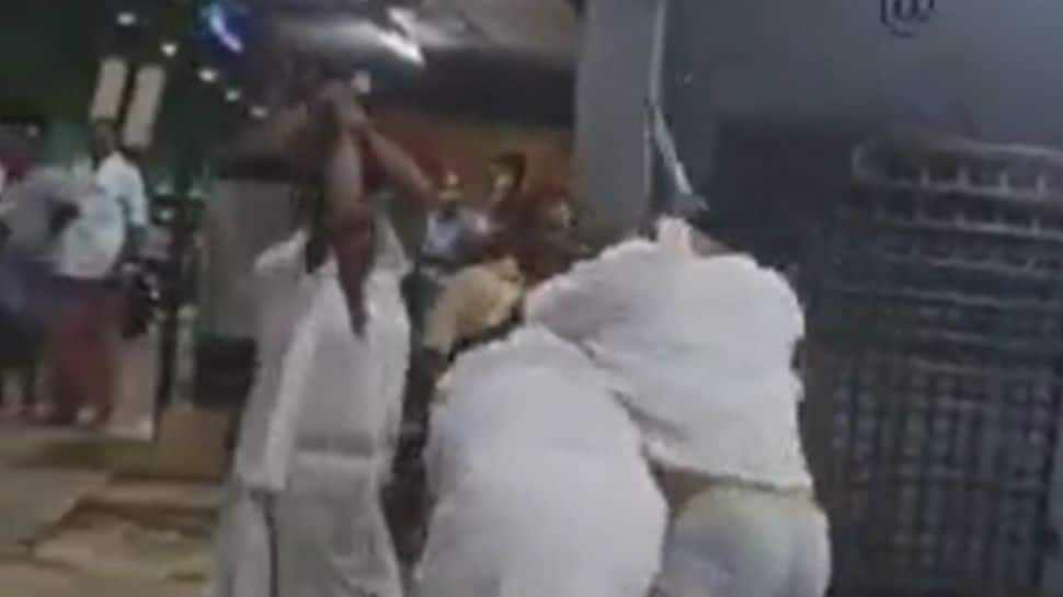 தாராபுரம்: அரைகுறை ஆடையுடன் நடுரோட்டில் பாஜக - இந்து மக்கள் கட்சியினர் அடிதடி