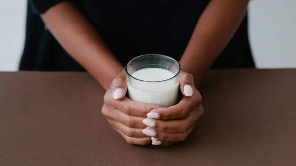Alert For Milk Lovers Dont Drink Milk If You Have These Health Issues |  இந்த பிரச்னைகள் இருந்தால் இரவில் பால் குடிக்காதீங்க... முழு விவரம் | News  in Tamil