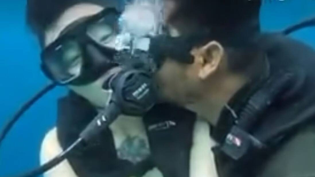 ஆழ்கடலில் இளம்பெண்ணுக்கு வரம்பு மீறி முத்தம்! இதெல்லாம் தேவையா?