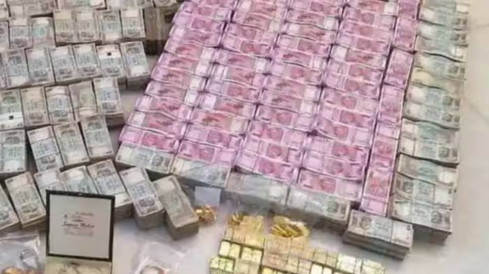 Shocking Suitcase Full Of 2000 Rupees Notes More Than 2 Crore Rupees 