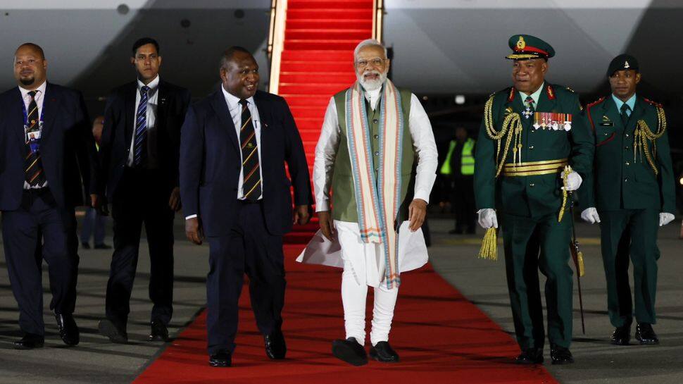 என்னை ஆசீர்வாதம் பண்ணுங்க! இந்தியப் பிரதமரின் காலில் விழுந்த பப்புவா கினியா பிரதமர்