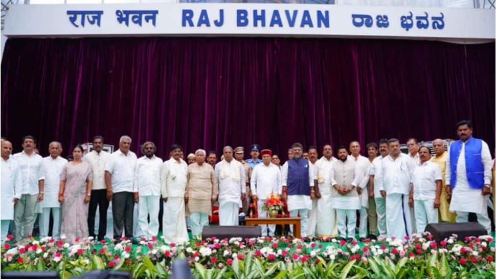 கர்நாடக அமைச்சரவை விரிவாக்கம்! 24 எம்எல்ஏக்கள் அமைச்சர்களாக பதவியேற்றனர்