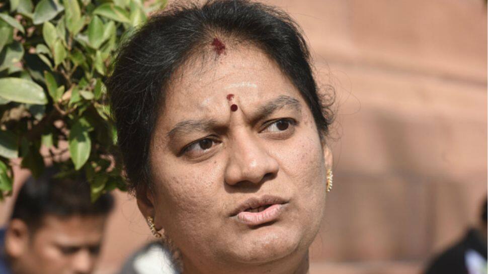 குடித்துவிட்டு பெண் போலீஸை தாக்கிய பா.ஜ.க நிர்வாகியின் மகன்-தொடர் சர்ச்சையில் சசிகலா