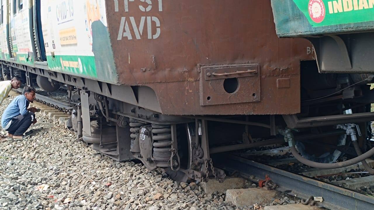 சென்னையில் தடம் புரண்ட மின்சார ரயில்! மீண்டும் பரபரப்பு! 