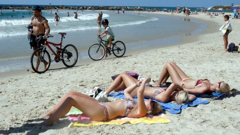 பப்ளிக்கில் எல்லை மீறும் தம்பதிகள்... நிர்வாணத்திற்கு 'திடீரென' நோ சொன்ன அரசு!