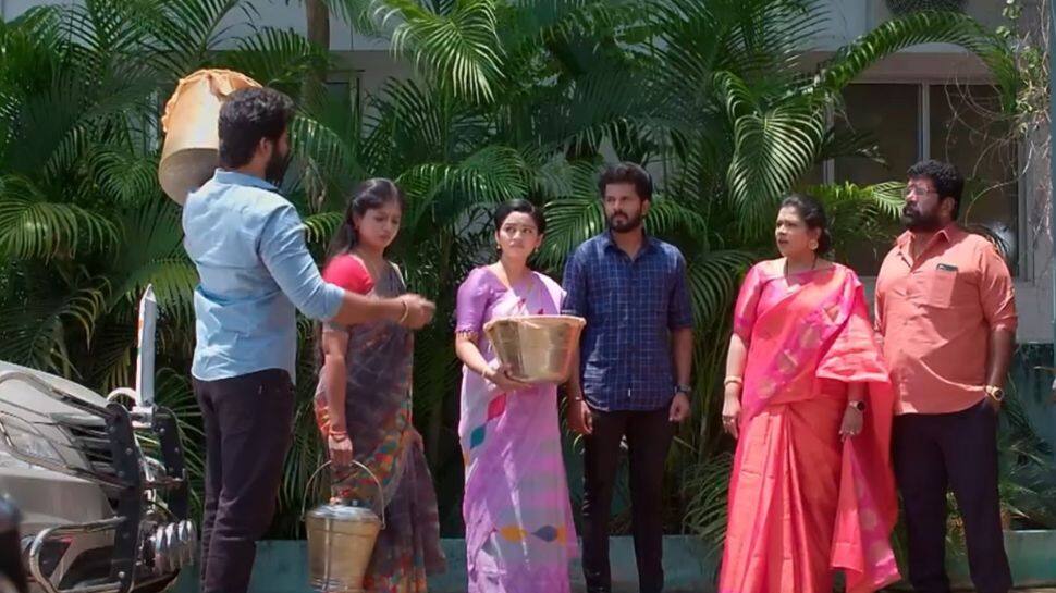 சீர் கேட்ட கோகிலாவிற்கு தர்ம அடி கொடுத்த போலீஸ்! கலகல ட்விஸ்டுகளுடன் மீனாட்சி பொண்ணுங்க!