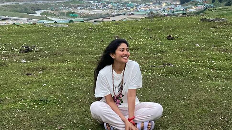 காஷ்மீர் அழகை ரசிக்கும் சாய் பல்லவி... வைரலாகும் புகைப்படங்கள்