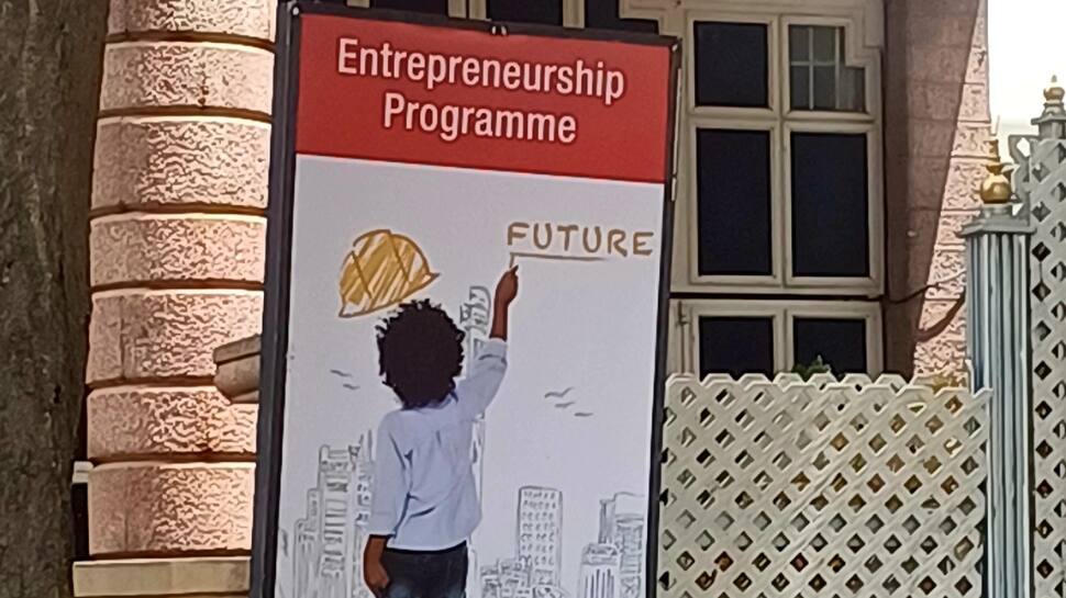 பச்சிளம் குழந்தைக்கு இவ்வளவு பெரிய பட்டப்படிப்பா... வாய்ப்பிளக்கும் மக்கள்!