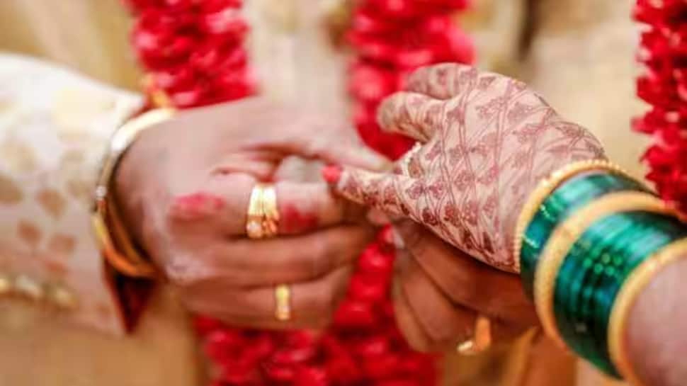 பெண்ணுக்கு ஒரே நேரத்தில் 2 திருமணம்... அதுவும் கணவரையும், மாமனாரையும் - அது எப்படி?