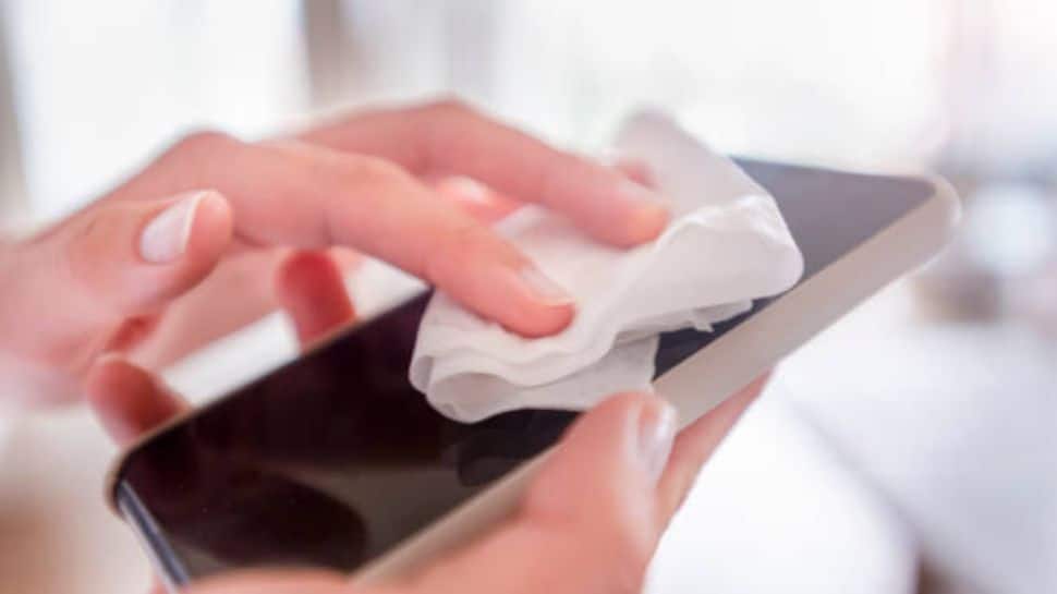 ஸ்மார்ட்போனை இப்படி சுத்தம் செய்தால் சோலி முடிஞ்சு: கொஞ்சம் கவனம் பாஸ்