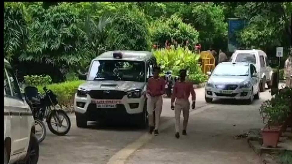 இரும்பி கம்பியால் அடித்தே 25 வயது பெண் கொலை... அதுவும் கல்லூரிக்கு வெளியே!!