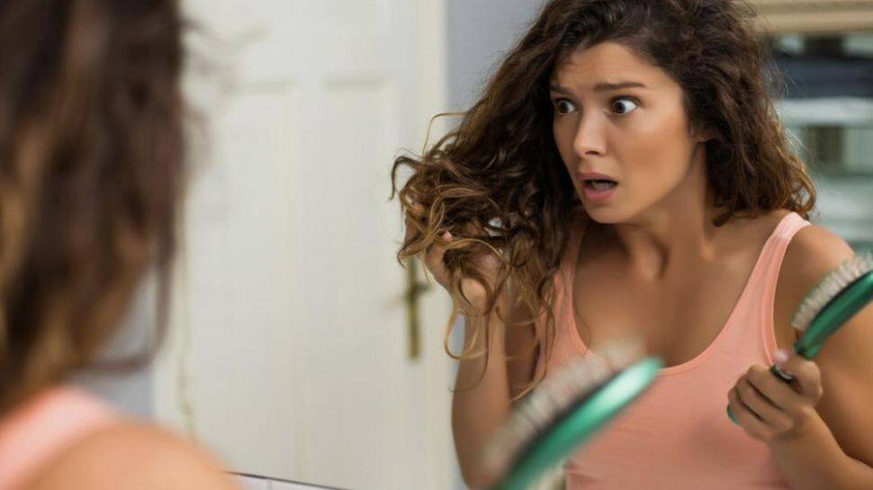 ஹேர்கட் செய்ய பியூட்டி பார்லர் சென்ற பெண்..! ஒரே எண்ணெய்யில் மொத்த முடியும் குளோஸ்..!