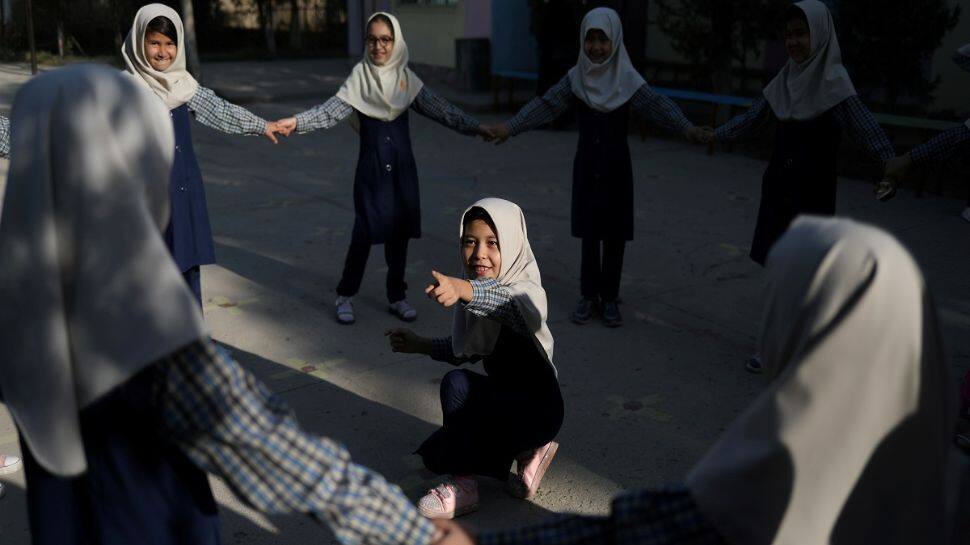 தாலிபானின் புதிய உத்தரவு: 10 வயதுக்கு மேல் பெண்களுக்கு படிக்கத் தடை