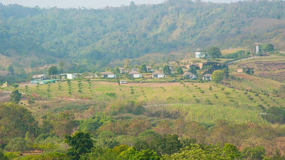 நீதிமன்ற உத்தரவால் தமிழகத்தில் ஒரு கிராமமே இடமாறப்போகுது