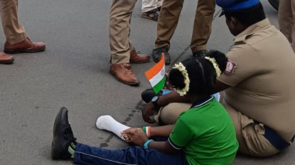 சென்னை: ’தவறான சிகிச்சையால் கால் பாதிப்பு’ மகளுடன் தர்ணாவில் ஈடுபட்ட காவலர்