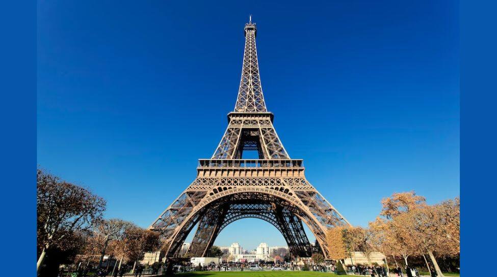 ஈபிள் டவரில் ஏறிய நபர்.. பாராசூட்டைக் கட்டிக்கொண்டு குதித்ததால் பரபரப்பு..!!