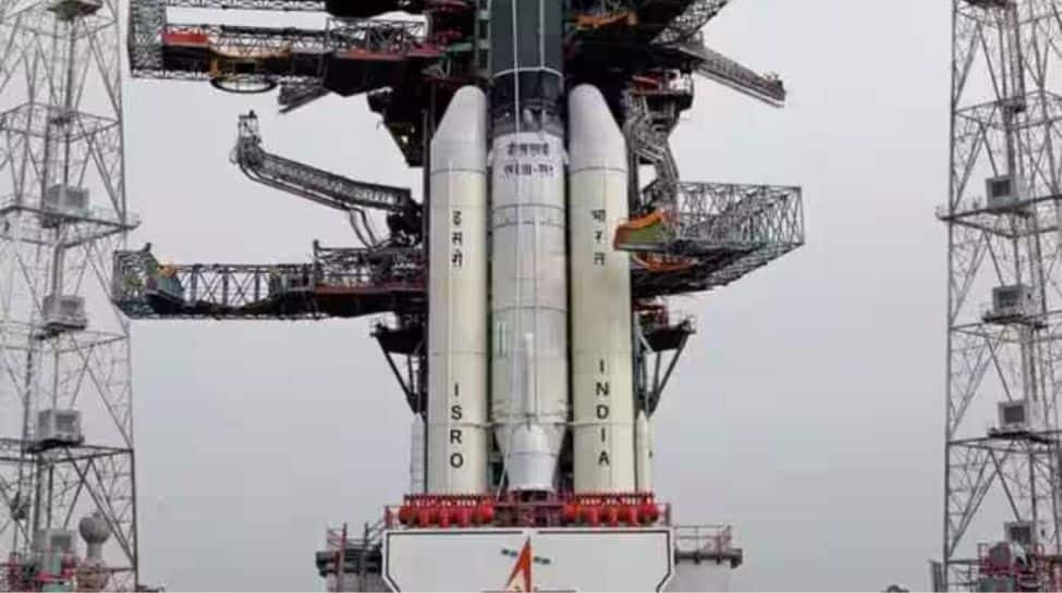 ககன்யான் திட்டத்தில் விண்வெளிக்கு செல்லும் பெண் ரோபோ ‘வயோமித்ரா’!