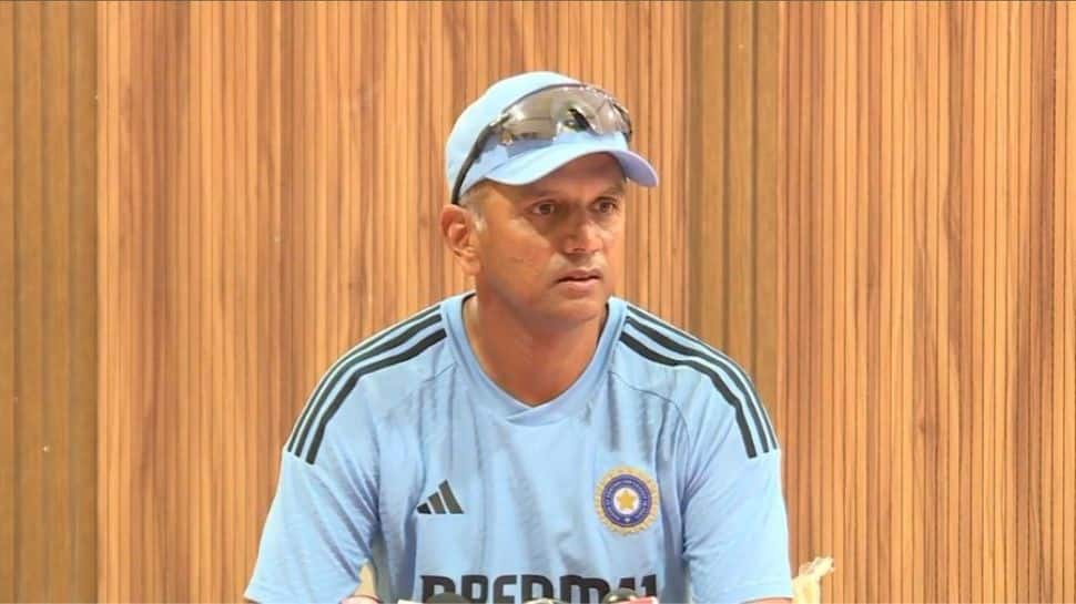 அடிக்கடி பிளேயிங் லெவன் மாறுவது ஏன்? காரசாரமான கேள்விக்கு டிராவிட் ரியாக்ஷன்