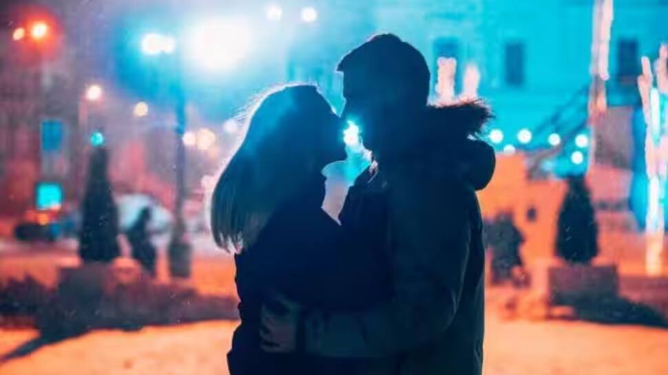 மாப்பிள்ளைக்கு அவ்வளவு வெறி... காதலிக்கு 10 நிமிடம் விடாமல் கிஸ் கொடுத்தவருக்கு காது செவிடானது