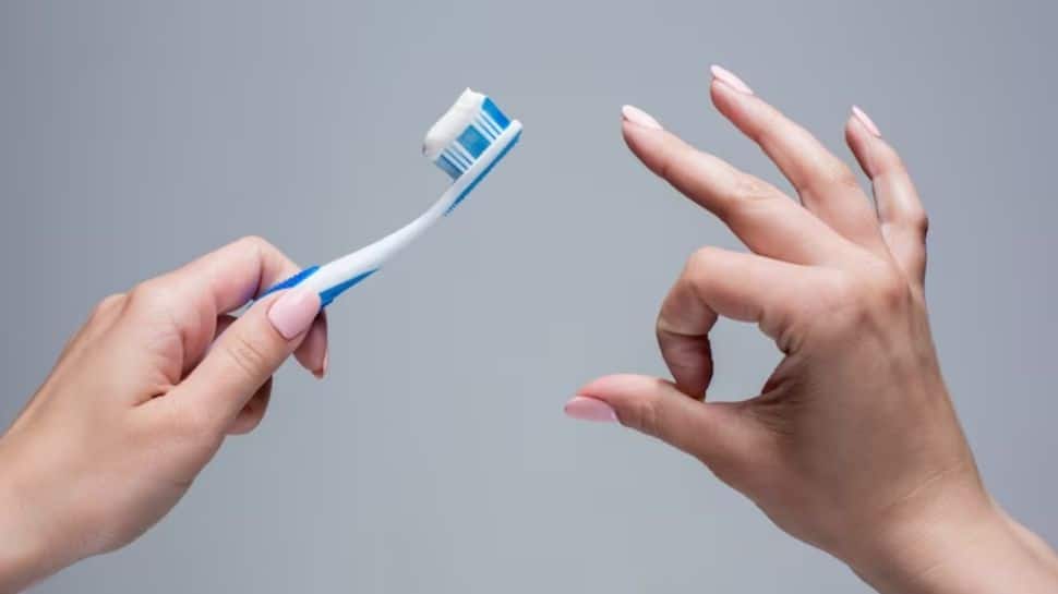 Healthy Teeth: எத்தனை நாட்களுக்கு ஒருமுறை டூத் பிரெஷ்ஷை மாற்ற வேண்டும்...!