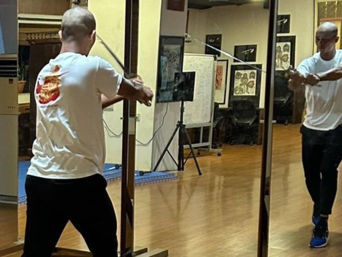 கையில் வாள், மொட்டை தலை... புது லுக்கில் இந்தியாவின் எதிர்கால நம்பிக்கை நட்சத்திரம்! 