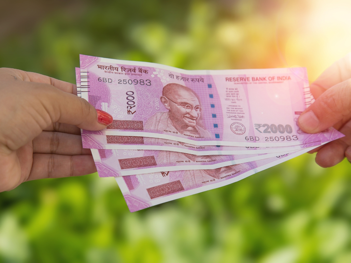 இன்னும் ரூ.2000 நோட்டுகள் கைவசம் உள்ளதா... 'இந்த' இடங்களில் மாற்றிக் கொள்ளலாம்! இன்னும் ரூ.2000 நோட்டுகள் கைவசம் உள்ளதா... 'இந்த' இடங்களில் மாற்றிக் கொள்ளலாம்!