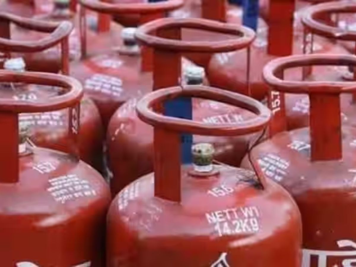 தீபாவளிக்கு முன் LPG Gas சிலிண்டர்களின் விலையில் அதிரடி ஏற்றம்: விலை விவரம் இதோ தீபாவளிக்கு முன் LPG Gas சிலிண்டர்களின் விலையில் அதிரடி ஏற்றம்: விலை விவரம் இதோ