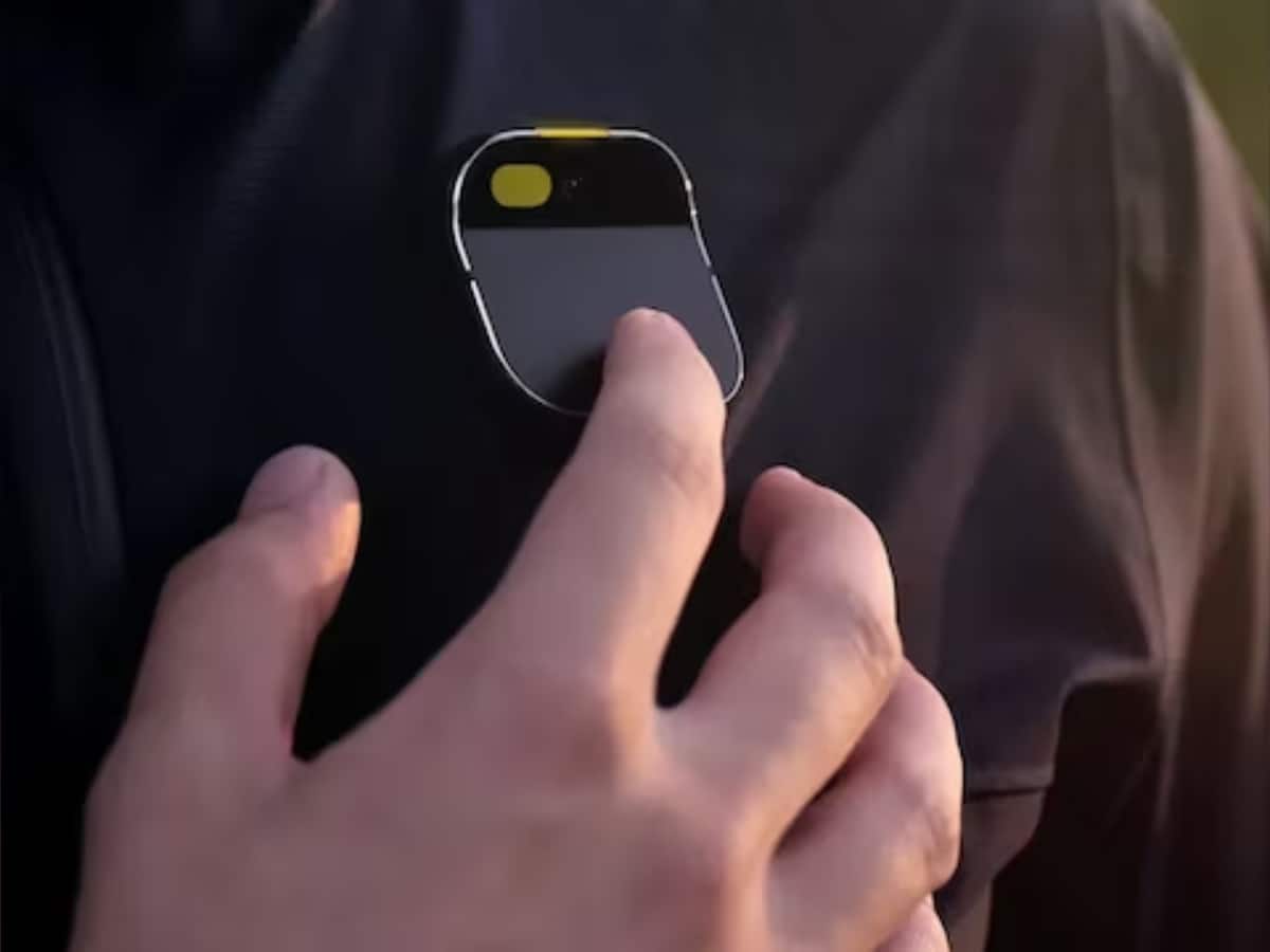 இது டிஸ்பிளேவே இல்லாத ஸ்மார்ட்போன்... ஆடையிலேயே ஓட்டிக்கலாம்! - மிரட்டும் AI Pin சாதனம்