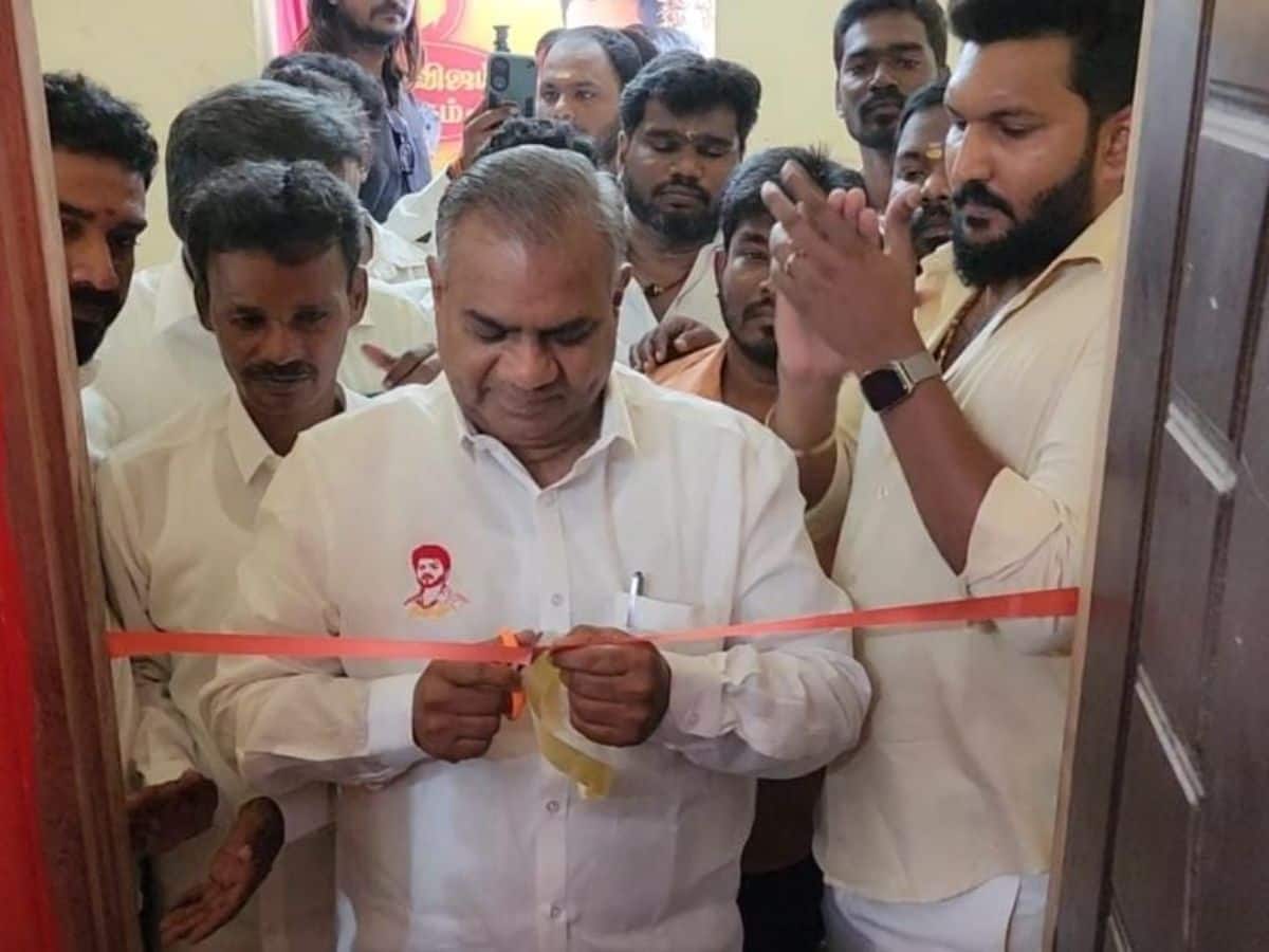 'படிப்புக்கு மரியாதை'... அசத்தும் விஜய் மக்கள் இயக்கம்: 'தளபதி விஜய் நூலகம்' திறக்கப்பட்டது