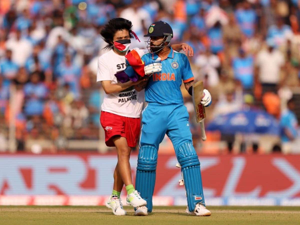 உலககோப்பை: மைதானத்தில் புகுந்த பாலஸ்தீன ஆதரவாளர்- கோலியை கட்டியணைத்ததால் பரபரப்பு