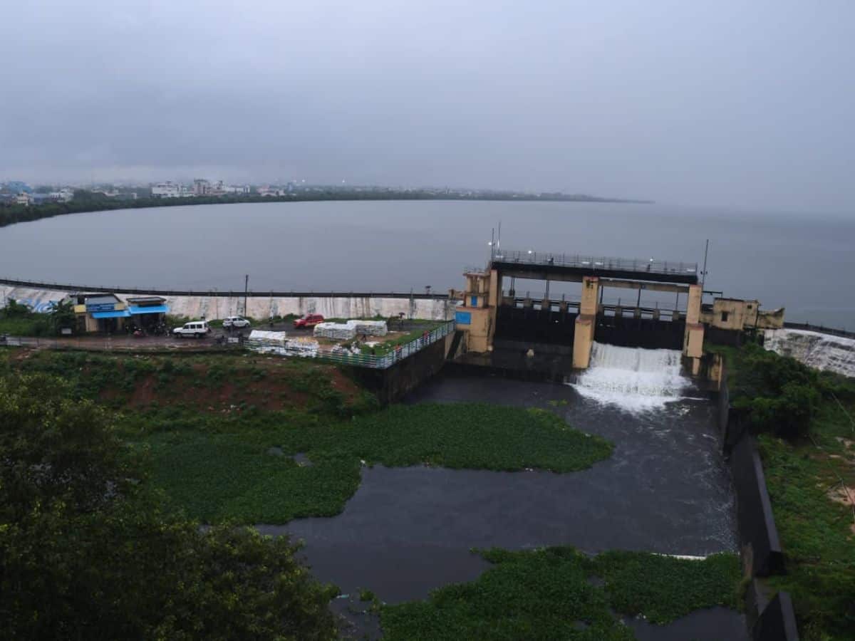 சென்னை: ஆபத்தான நிலையில் புழல் ஏரி... சுற்றுச்சுவர் சரிந்ததால் சாலைகள் சேதம்