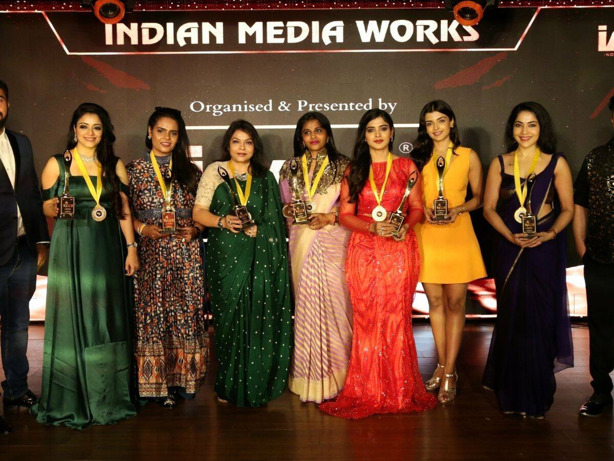 செவன் வொண்டர் ஸ்டார் 2023: வானவில் வண்ணங்களில் உடையணிந்து விருதுகளை பெற்ற நடிகைகள்!