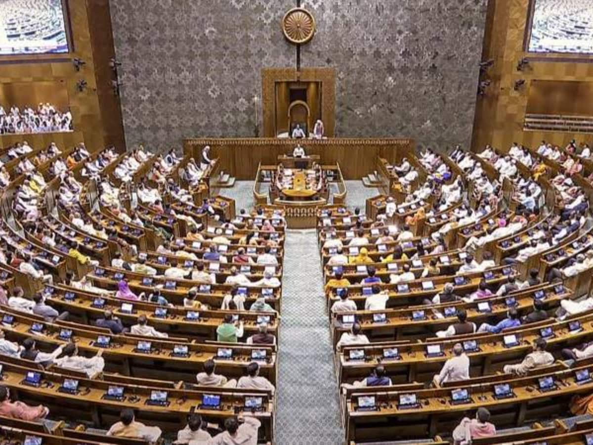 நாடாளுமன்ற ஸ்பிரே அட்டாக்... அமளியில் ஈடுபட்ட 15 பேர் சஸ்பெண்ட் - யார் யார் தெரியுமா? 