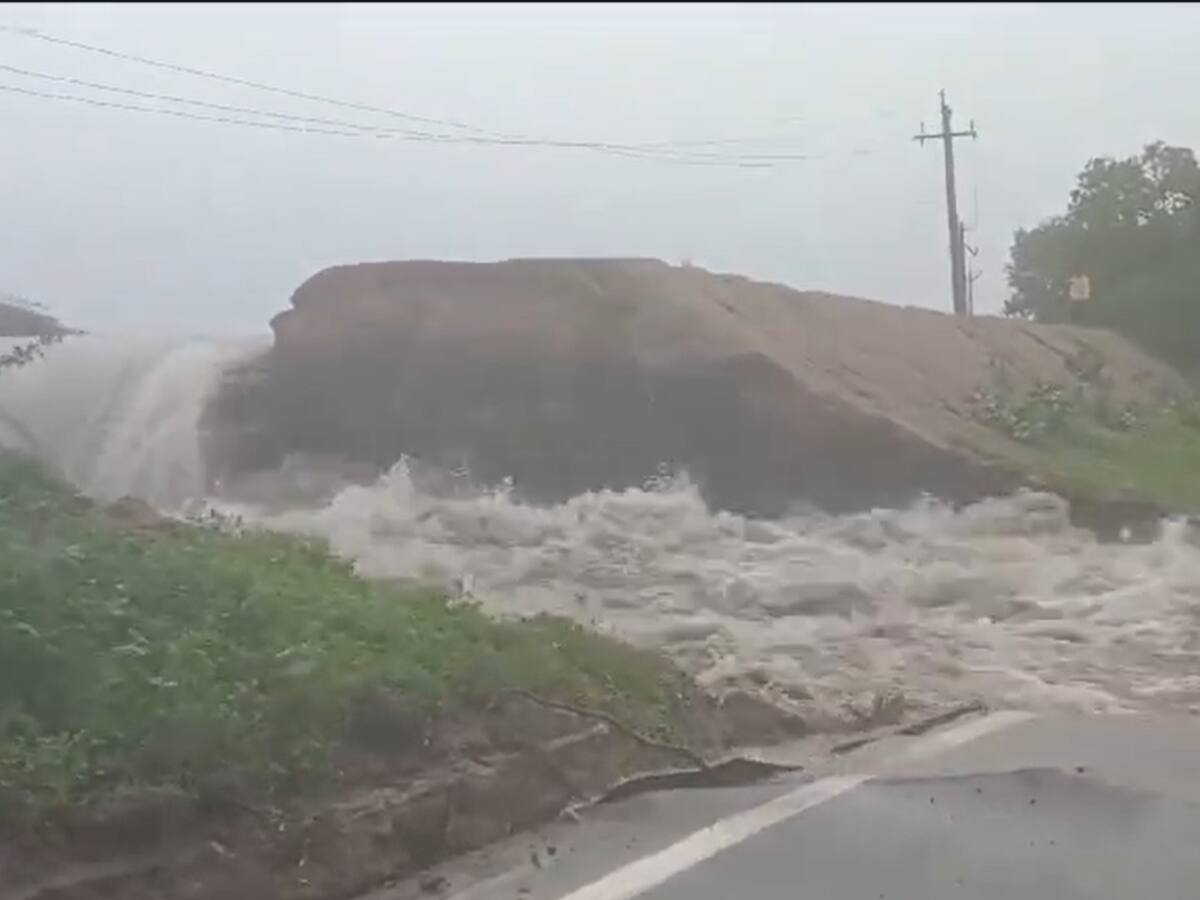 Video: உடைந்தது கோரம்பள்ளம் குளம்... தூத்துக்குடியை நோக்கி ஓடிவரும் வெள்ளம்!