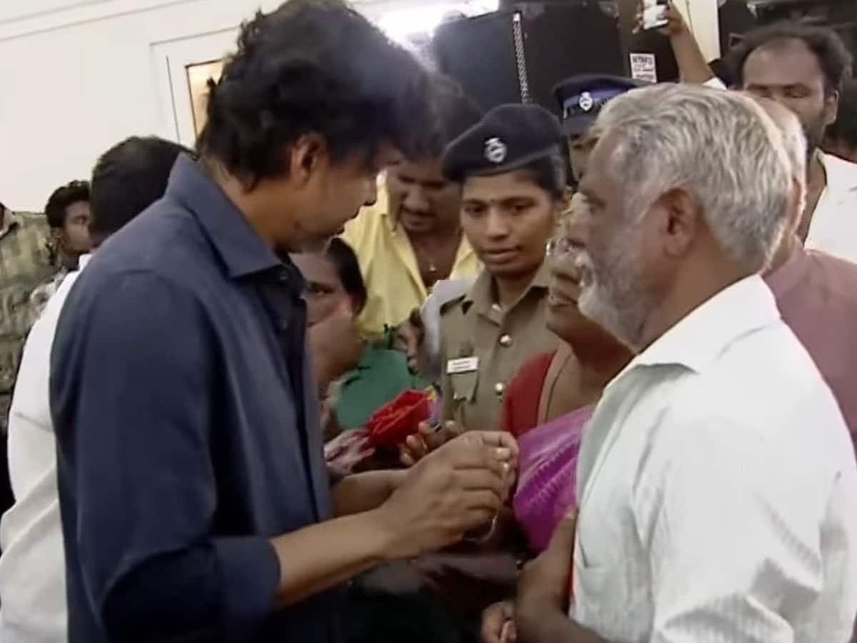 களத்தில் இறங்கிய விஜய்... மக்களை உட்காரவைத்து நிவாரணம் கொடுத்த தளபதி - நெகிழ்ந்த மக்கள்!